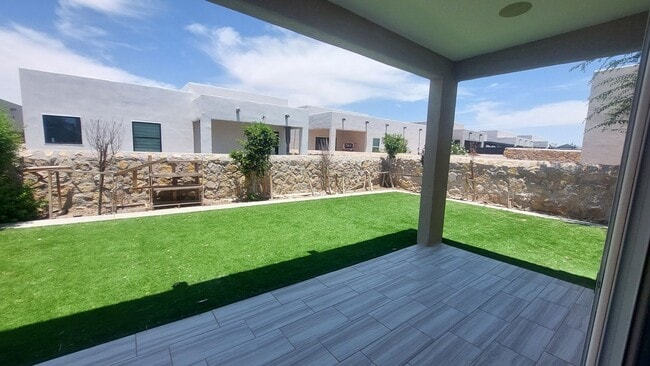 Building Photo - Beautiful 4 bedroom 2.5 bathroom home! READY NOW