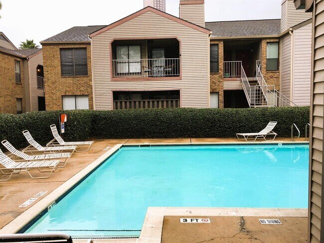 Building Photo - 2025 Augusta Dr