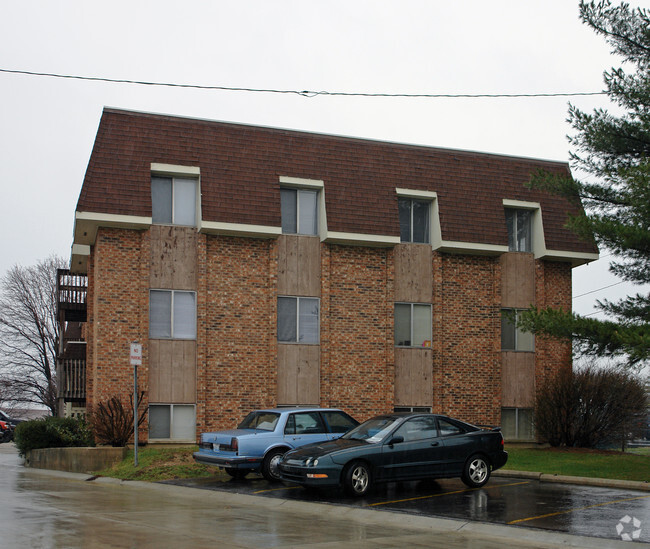 Exterior View - Brynwood Apartments