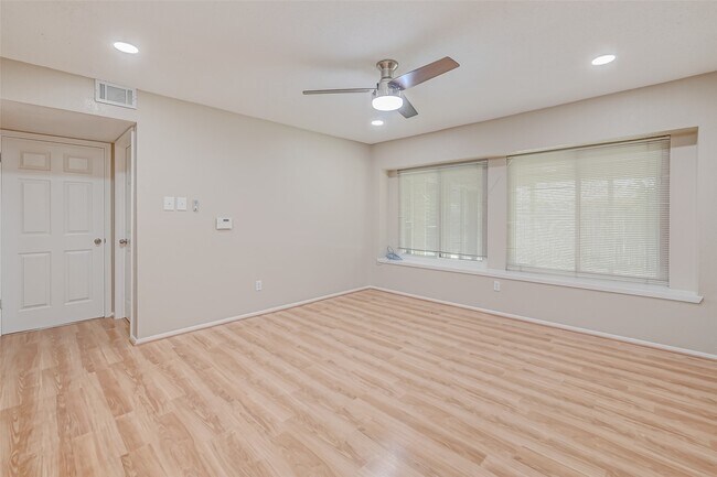 Building Photo - 2302 Brook View Ln