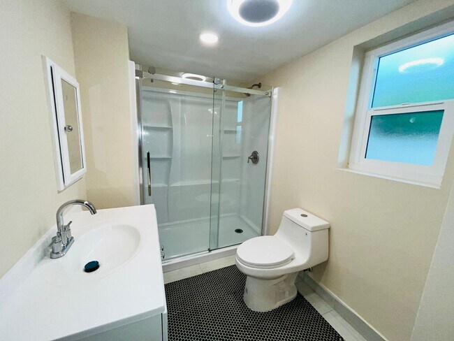 Building Photo - Remodeled 3 bedroom 2 Bath house