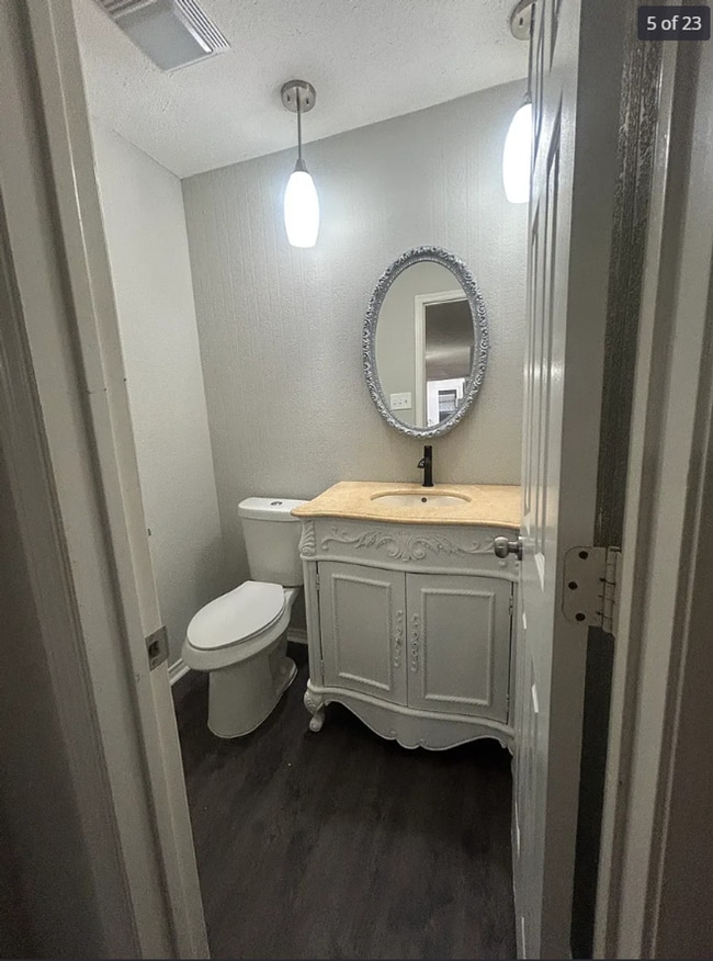 Building Photo - 2801 Meadowview Dr