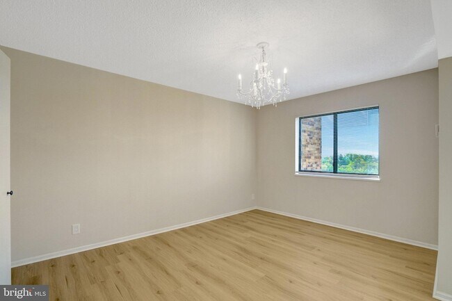 Building Photo - 5904 Mt Eagle Dr