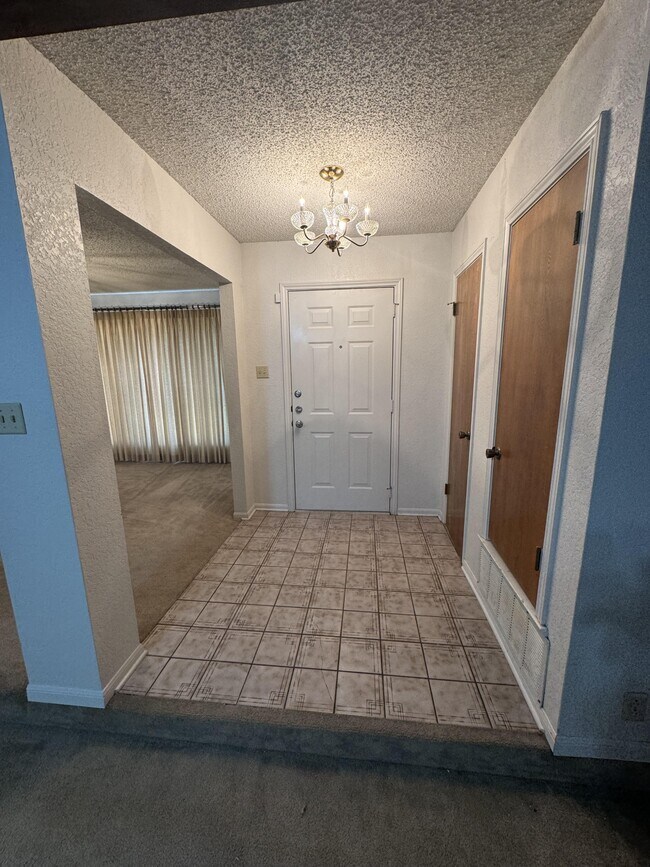 Building Photo - 206 Redwood Cir