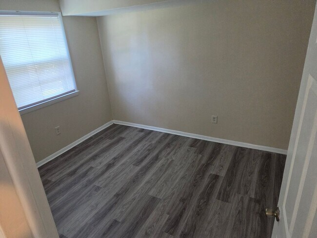 Building Photo - 3 Bedroom 2 Bath House