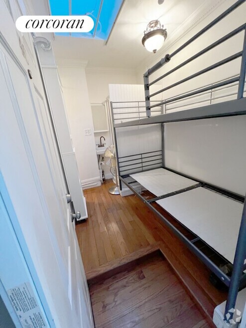 Building Photo - 114 W 71st St
