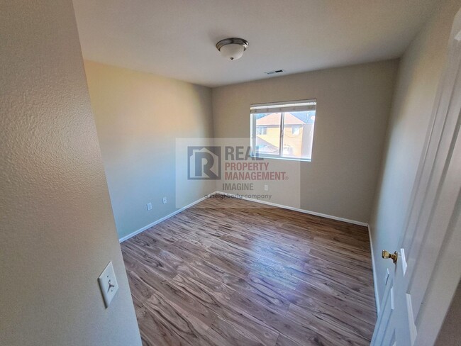 Building Photo - Check out this adorable 3 bedroom, 2.5 bath