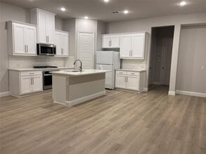 Building Photo - 4701 Piedras Lanzar Dr