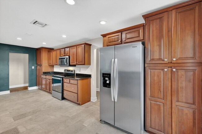 Building Photo - Lakefront 4-Bedroom Home for Rent in Beautiful Umatilla, FL