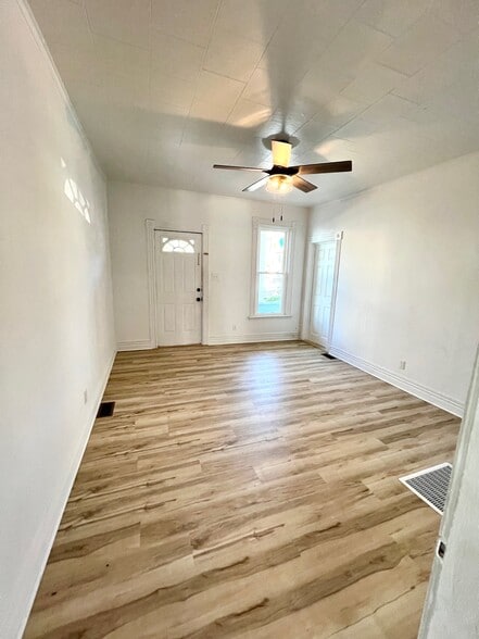 Building Photo - 39 1/2 Milton Ave