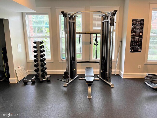 Building Photo - 1641 International Dr