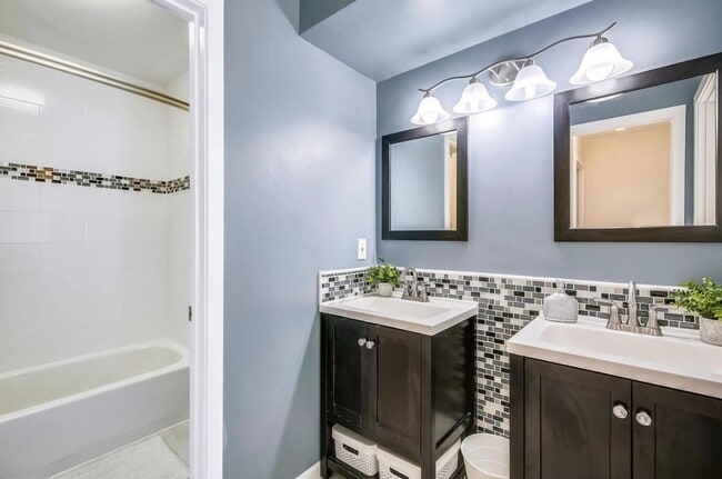 Building Photo - Modern Comfort in Sought-After Gaithersburg