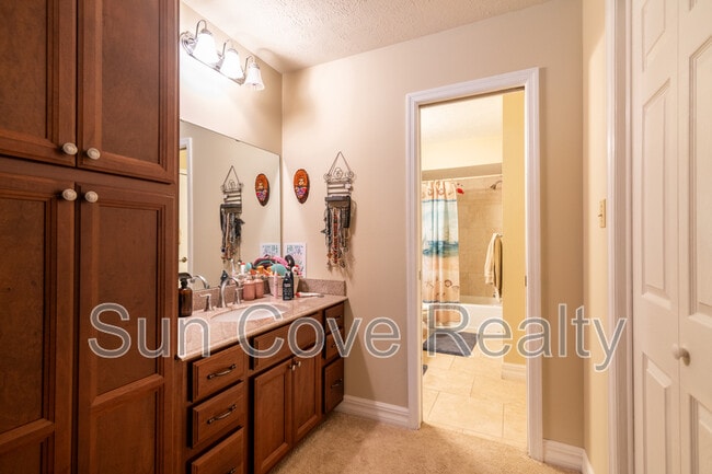 Building Photo - 915 Woodleaf Way