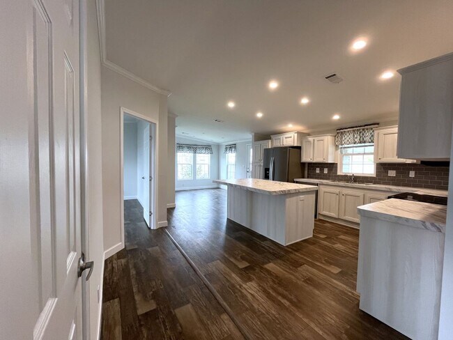 Building Photo - 17100 Tamiami Trl