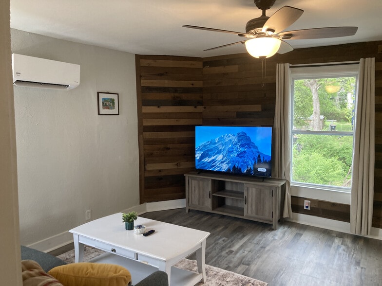 Living room - 1504 Pierce St