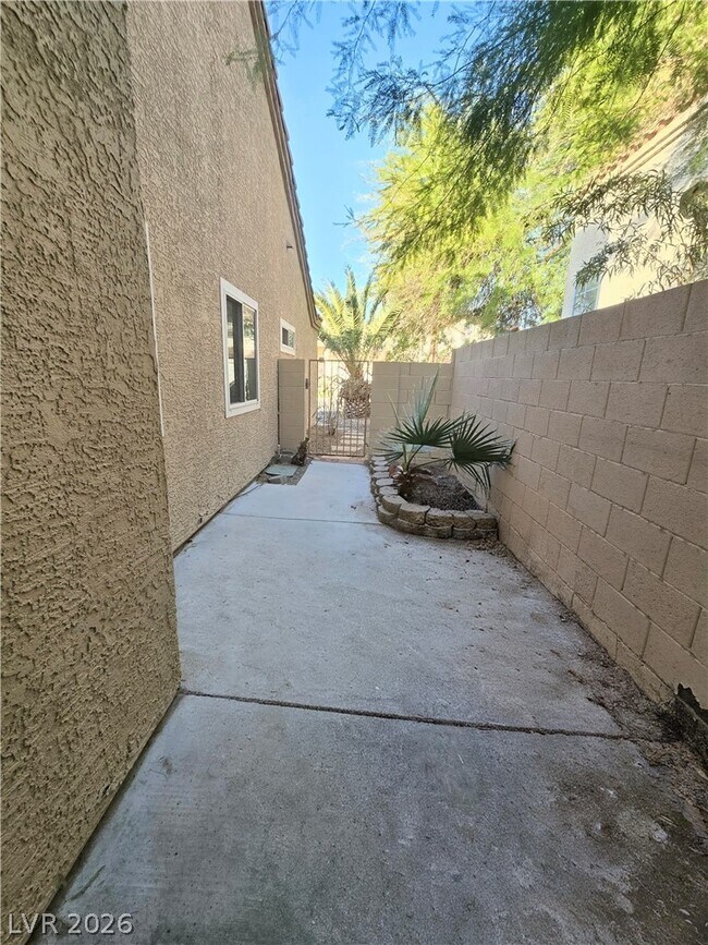 Building Photo - 437 Mayan Dr