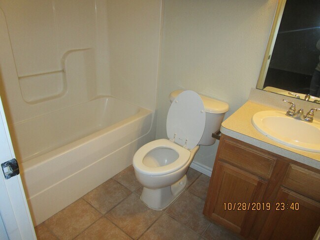 Building Photo - College Station - Spacious 3 bedroom/ 3 bath duplex off Graham Rd