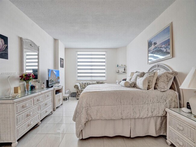 Building Photo - 1980 S Ocean Dr