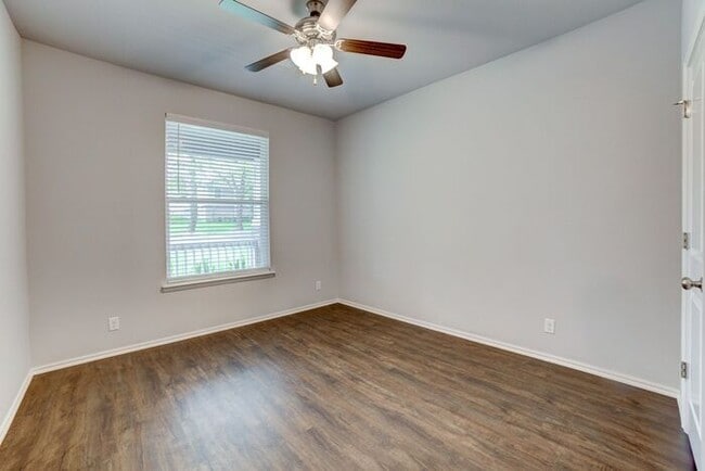 Building Photo - Unique 4/2/2 Near Downtown Tulsa!