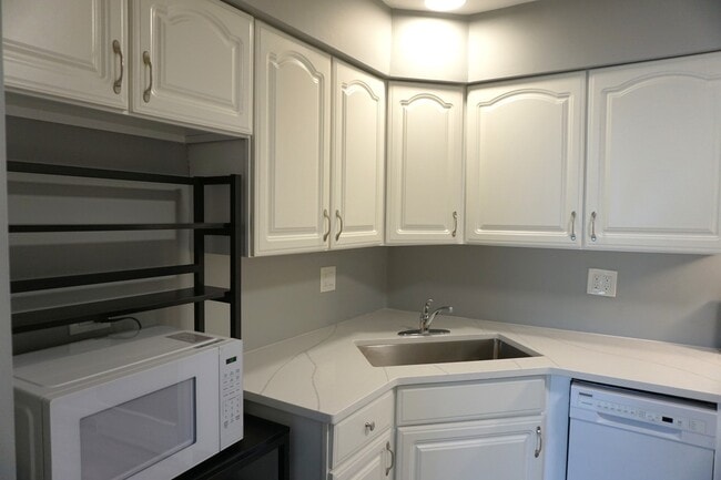 Building Photo - 2650 Brookwood Way Dr