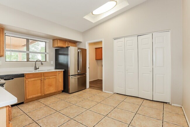 Building Photo - 717 E Calle Chulo Rd