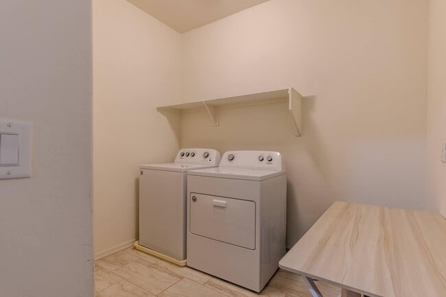 Building Photo - 1064 S Sunset Dr