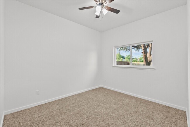 Building Photo - 617 Prairie Ln