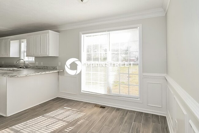 Building Photo - 5 Bedroom Pet-Friendly Home in Jackson, TN with Main Street Renewal