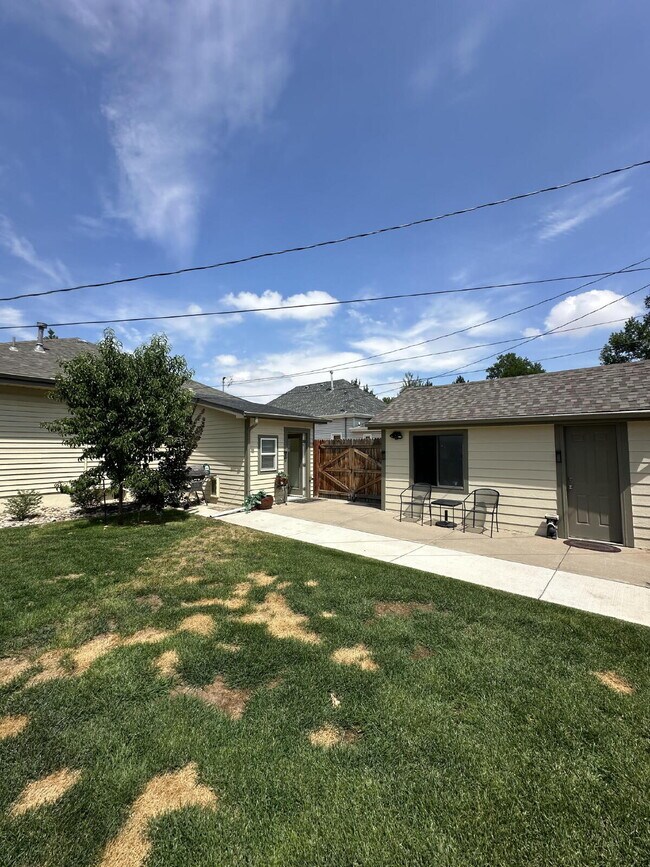 Building Photo - "Charming 2-Bedroom Retreat in the Heart of Windsor – 945 Sq. Ft. of Cozy Living!"