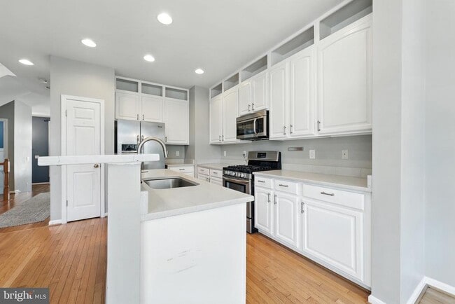Building Photo - 3363 Beechcliff Dr