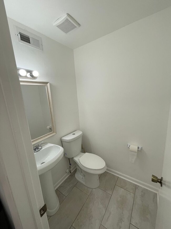 Building Photo - Centrally Located 3BR Townhome – Close to Everything!