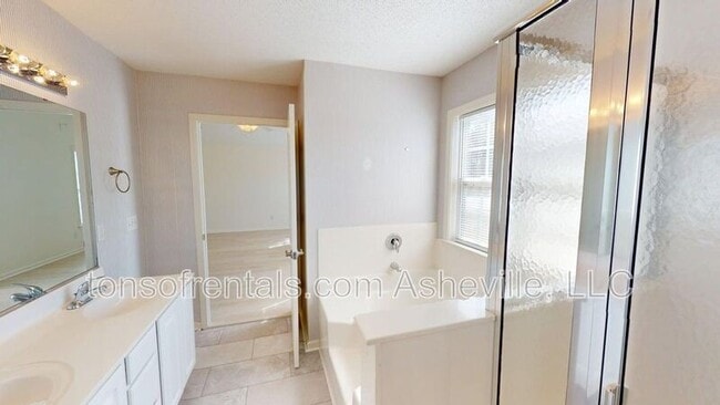 Building Photo - 342 Meadow Pathway Dr