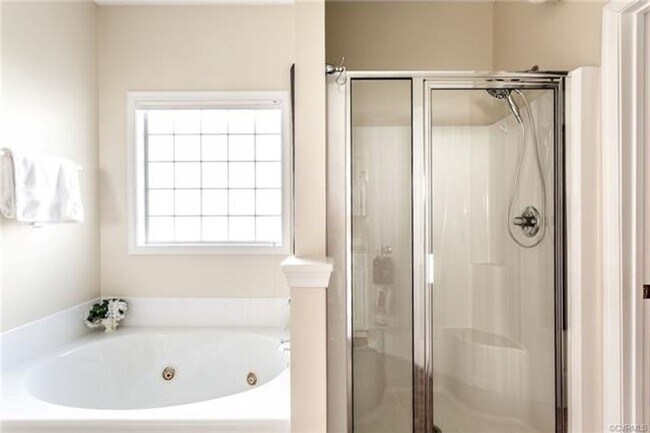 Building Photo - Beautifully maintained home in Birkdale with hardwood floors throughout 1st floor.