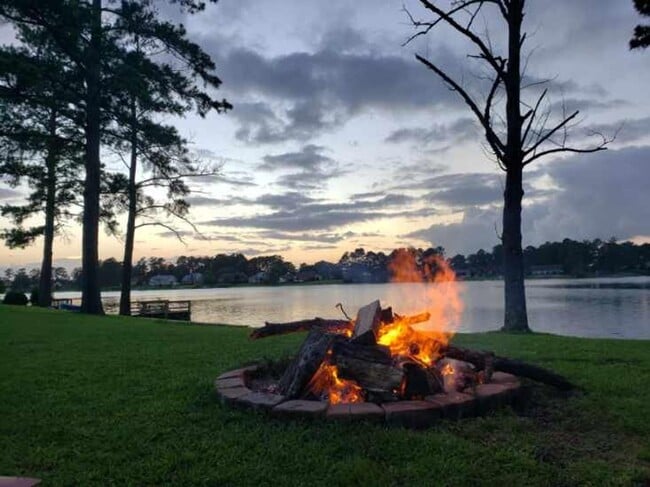Building Photo - Beautiful Home on Lake Clermont