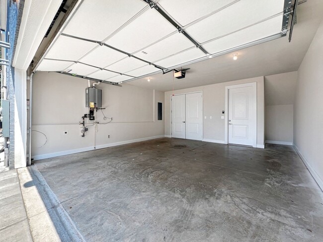 Building Photo - Stunning Luxury Townhome with Elevator in ...