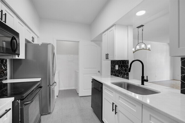 Building Photo - 2475 Underwood St