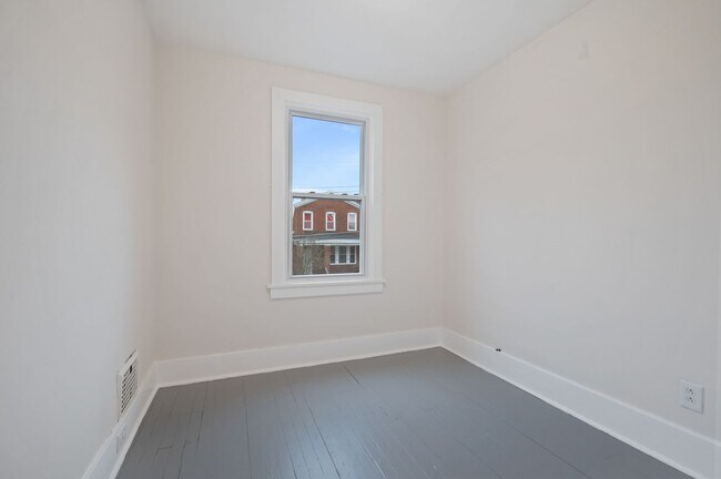 Building Photo - Newly Renovated 3 Bed, 1 Bath Home - Conveniently Located, Central AC & Heat - Available NOW in B...