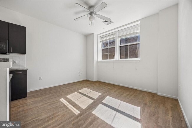 Building Photo - 1015 W Lancaster Ave