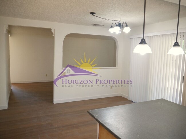 Building Photo - Open 4 Bed 2 Bath 1,407sqft Single Family Home