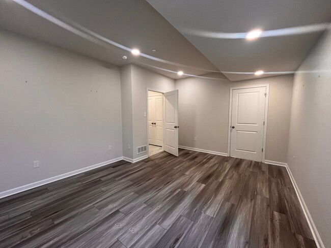 Building Photo - Move- In Ready 3 Bedroom Townhome!