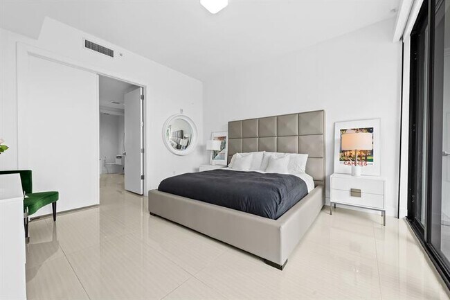 Building Photo - 60 Hendricks Isle