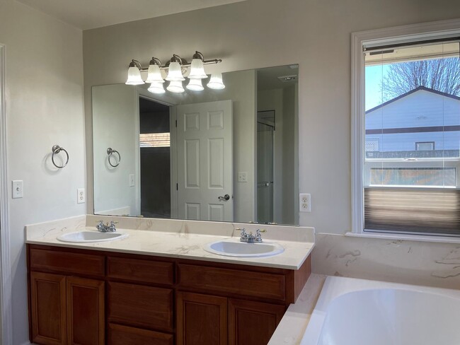 Building Photo - Stunning 3 Bedroom 2 Bath Home- Located in Friendly Central Point-Over 1600 Sq. Ft.