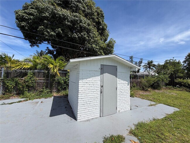 Building Photo - 1740 SW 47th Ave