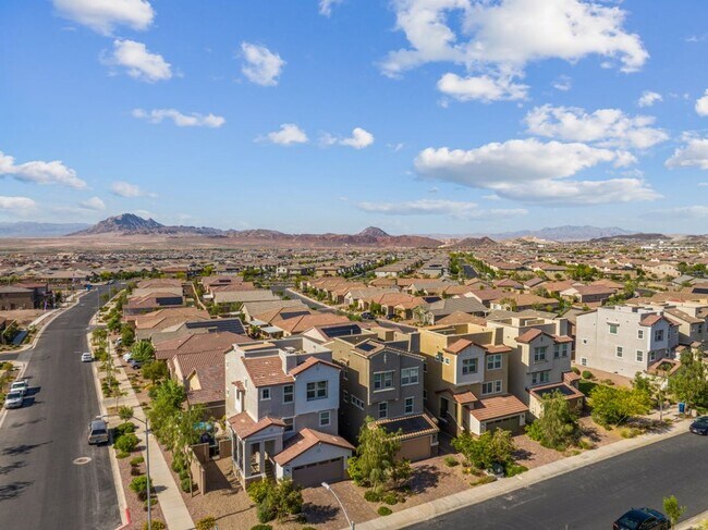 Building Photo - Spacious Three Story 3 Bed 3.5 Bath Smarth...