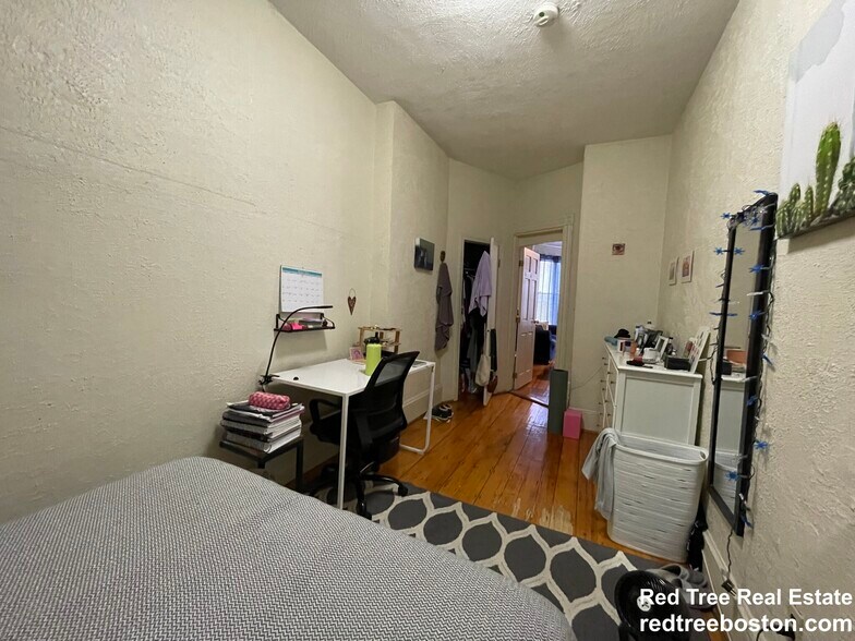 Building Photo - 916 Beacon St