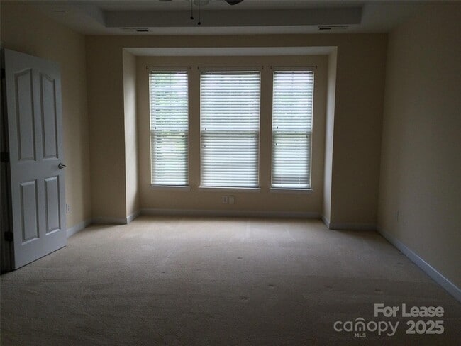 Building Photo - 9806 Sky Vista Dr
