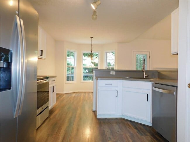Building Photo - 576 Greenwood Park Way