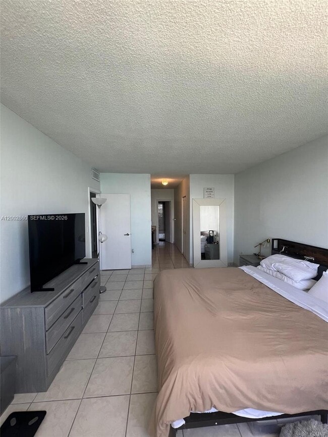 Building Photo - 300 Bayview Dr