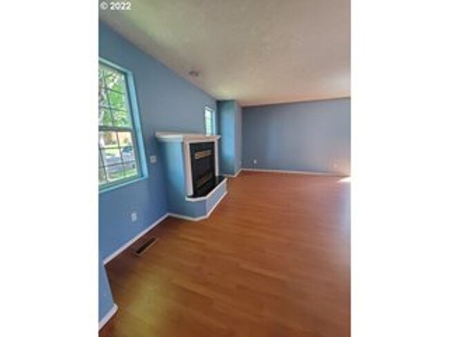 Building Photo - 3 Bedroom Fairview Home, Close to Blue Lak...