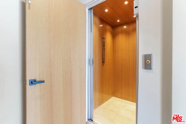 Building Photo - 1861 Barry Ave